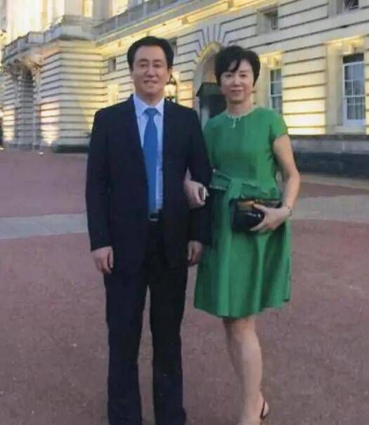 女大学生出差